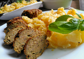 Masové karbanátky s kapustou a cuketou +  "chudý" bramborový salát