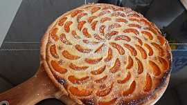 Meruňkový koláč s tvarohem a drobenkou