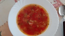 Polévka z rajčat s cuketovými nudlemi