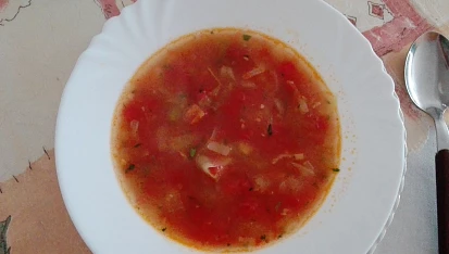 Polévka z rajčat s cuketovými nudlemi
