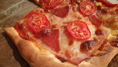 Rychlá pizza "domácí" sýrová a chorizo