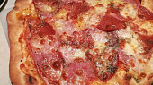 Rychlá pizza "domácí" sýrová a chorizo