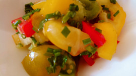 Salát z barevných rajčat s bylinkami