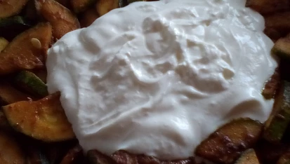 Smetanová kari cuketa s masovými nudličkami