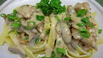Tagliatelle s kuřecími kousky a smetanovou omáčkou