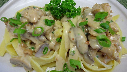 Tagliatelle s kuřecími kousky a smetanovou omáčkou