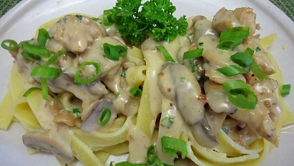 Tagliatelle s kuřecími kousky a smetanovou omáčkou