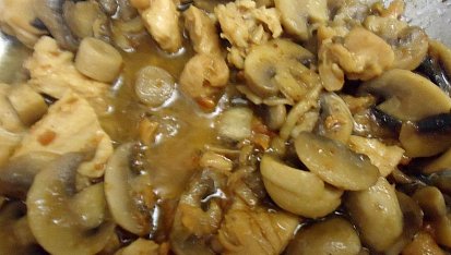 Tagliatelle s kuřecími kousky a smetanovou omáčkou