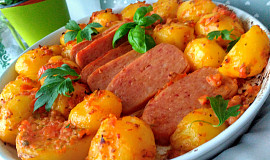 Tomatovo-bylinkové brambory, pečené v jedné nádobě s luncheon- meat