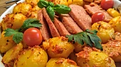 Tomatovo-bylinkové brambory, pečené v jedné nádobě s luncheon- meat