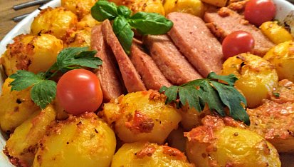 Tomatovo-bylinkové brambory, pečené v jedné nádobě s luncheon- meat