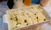 Zapečená tmavá treska s brokolicí a smetanovou omáčkou, Treska na másle s částí brokolice, sýrem a přelitá smetanovou omáčkou