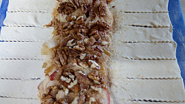 Závin z mraženého listového těsta s jablíčky