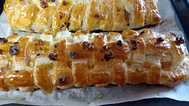 Závin z mraženého listového těsta s jablíčky