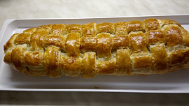 Závin z mraženého listového těsta s jablíčky