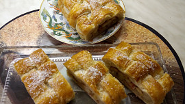 Závin z mraženého listového těsta s jablíčky