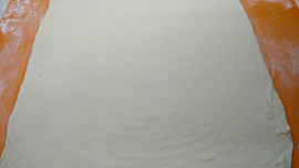 Závin z mraženého listového těsta s jablíčky