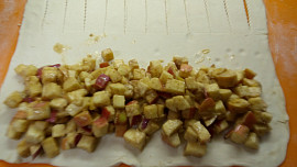 Závin z mraženého listového těsta s jablíčky