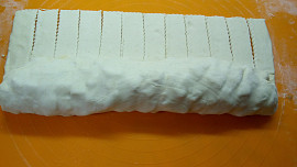 Závin z mraženého listového těsta s jablíčky