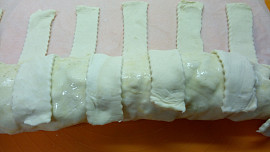 Závin z mraženého listového těsta s jablíčky