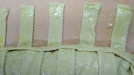 Závin z mraženého listového těsta s jablíčky