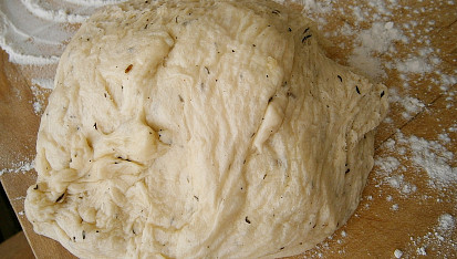 Bulky s tvarůžkovou náplní, Těsto z domácí pekárny dáme na pomoučněný vál.