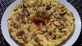 Cuketovo-těstovinová omeleta