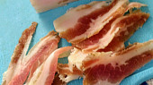 Domácí slanina bez uzení podle slovenského redaktora Milana Gigela, Slanina nakrájená  na tenké plátky ke krajíci chleba