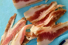 Slanina nakrájená  na tenké plátky ke krajíci chleba