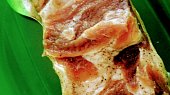 Domácí slanina bez uzení podle slovenského redaktora Milana Gigela (Po pěti dnech se maso umyje, osuší a a dá sušit. V paneláku suším v lednici,)