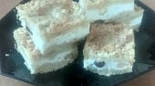 Drobenkový tvarohový koláč zalitý šlehačkou