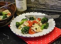 Krůtí plátky s brokolicí, rajčaty a mozzarellou
