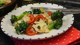 Krůtí plátky s brokolicí, rajčaty a mozzarellou