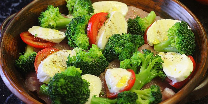 Krůtí plátky s brokolicí, rajčaty a mozzarellou (Připravené do trouby....)