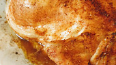 Kuře pečené na talíři - skoro dietní,  ale moc dobré, Kuře v půlce pečení. Teď se musí kuře otočit prsíčky nahoru.