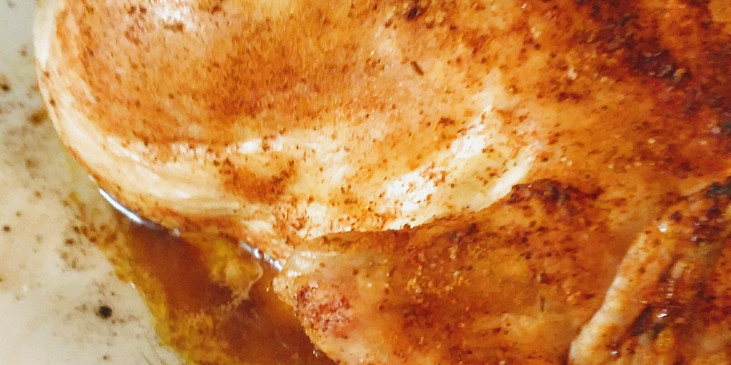 Kuře pečené na talíři - skoro dietní,  ale moc dobré (Kuře v půlce pečení. Teď se musí kuře otočit…)