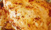 Kuře pečené na talíři - skoro dietní,  ale moc dobré, Kuře je otočené, bude se péct ještě půl hodiny. Na fotografii je vidět, kolik šťávy si kuře pustilo.