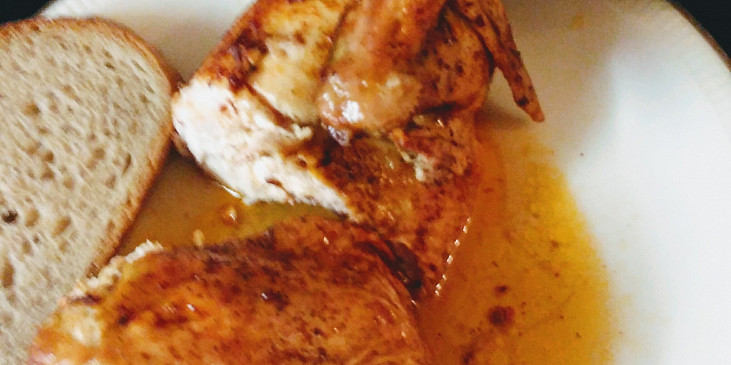 Kuře pečené na talíři - skoro dietní,  ale moc dobré (Hned po upečení jsou prsíčka mimořádně šťavnatá.)