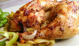 Kuřecí stehna v pikantní marinádě, pečená na cibulích, paprikách a další zelenině