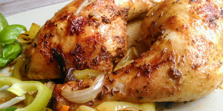 Kuřecí stehna v pikantní marinádě, pečená na cibulích, paprikách a další zelenině
