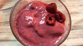 Malinové za chvíli hotové  smoothie (Vypadá a chutná jako zmrzlina)