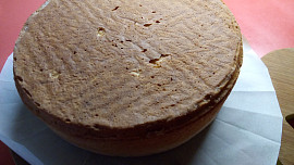 Piškotový dort potažený falešným marcipánem