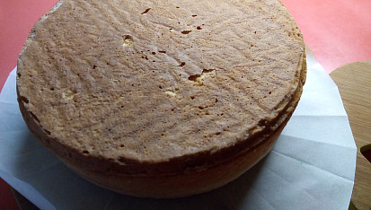 Piškotový dort potažený falešným marcipánem