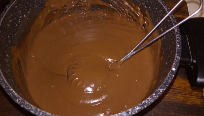 Piškotový dort potažený falešným marcipánem