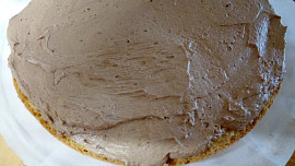 Piškotový dort potažený falešným marcipánem