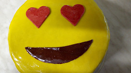 Piškotový dort potažený falešným marcipánem