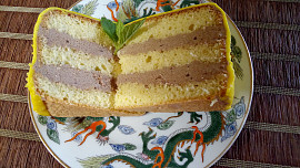 Piškotový dort potažený falešným marcipánem