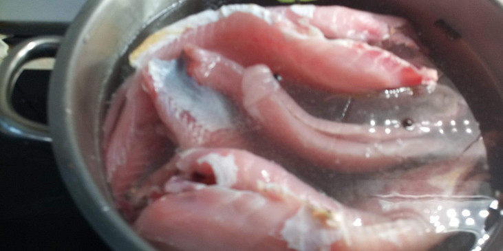 Rybí salát z kapra, který si zamilujete (2 kapry vložíme do hrnce do osolené vody a vaříme…)