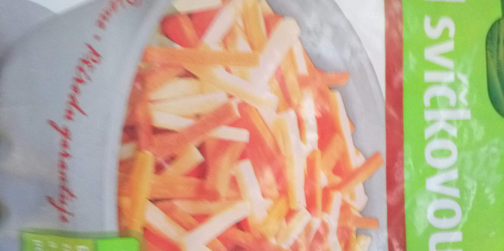 Rybí salát z kapra, který si zamilujete (celer s mrkví-ještě nakrájeme na menší kousky…)