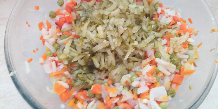 Rybí salát z kapra, který si zamilujete (zeleninu vychladlou promícháme)